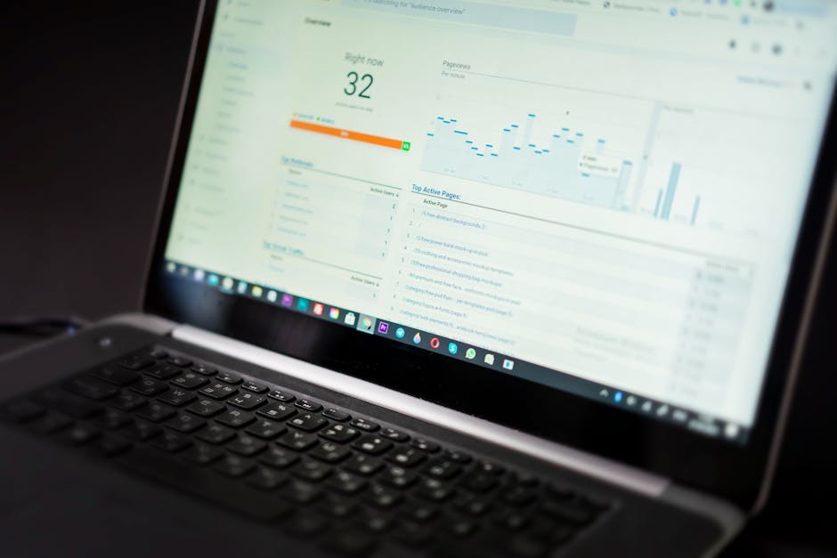 Ordinateur portable affichant un tableau de bord d'analyse avec des outils de suivi et d'analyse de données en temps réel