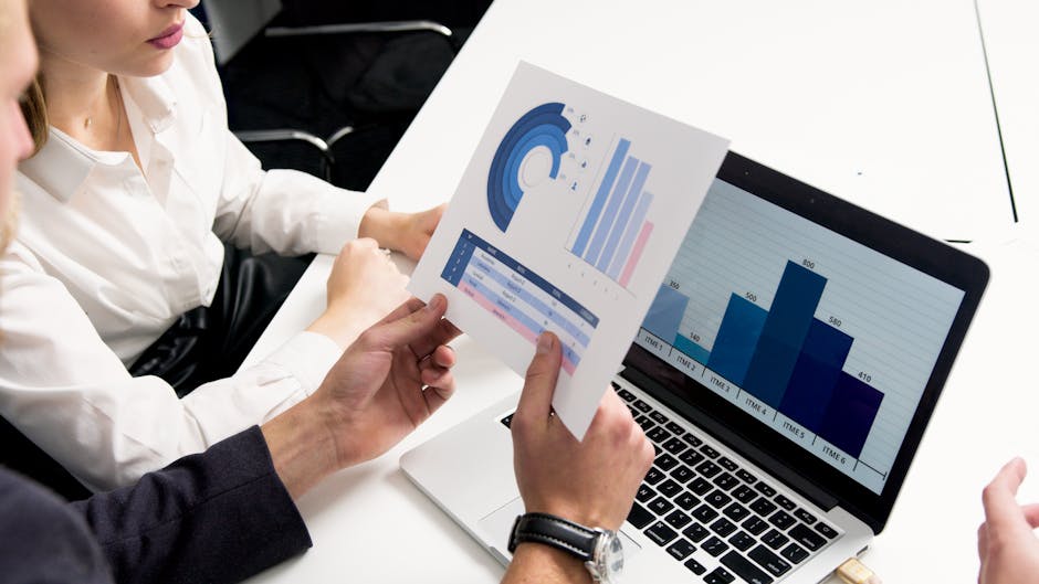 Equipo profesional analizando datos y gráficos en una oficina moderna.