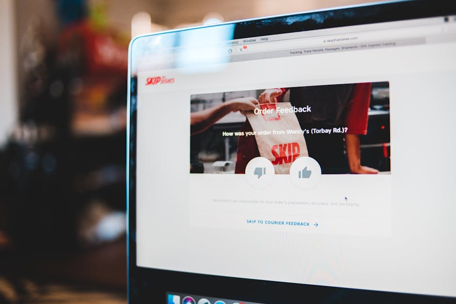 Interface de formulaire d'avis en ligne sur écran d'ordinateur illustrant l'interaction utilisateur avec un service de livraison.