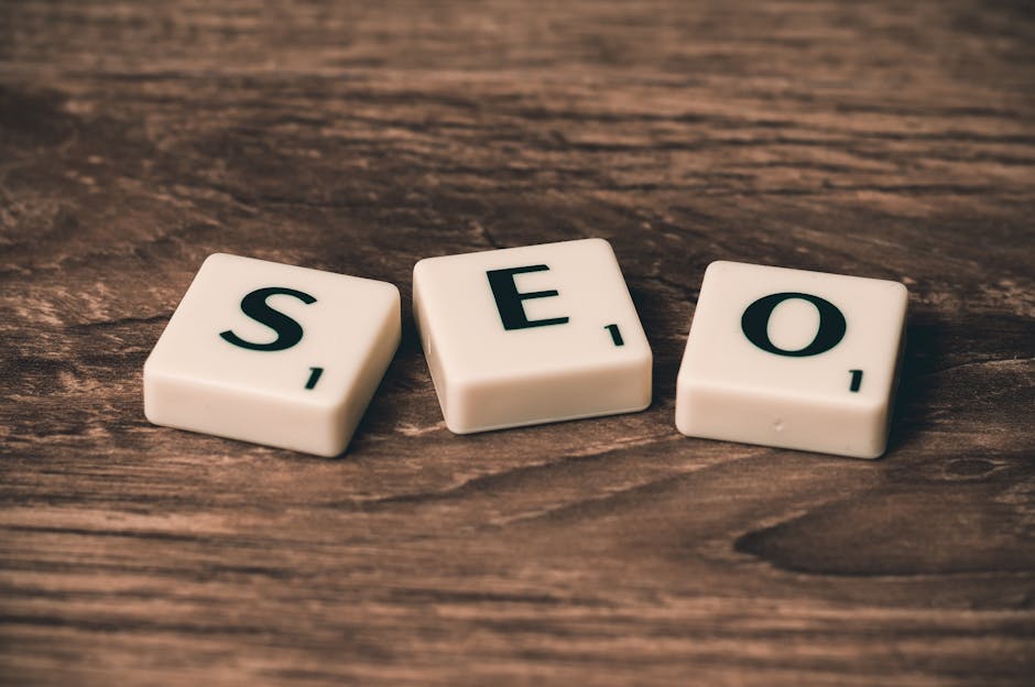 Pions de Scrabble formant le mot 'SEO' sur un fond bois. Idéal pour illustrer des articles sur le marketing digital.