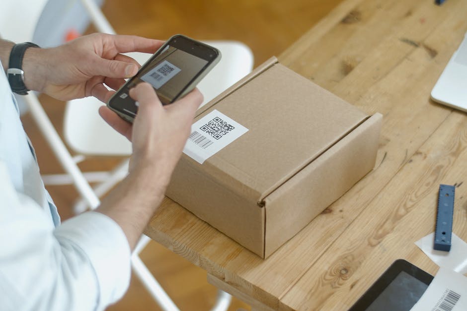 Personne utilisant un smartphone pour scanner un code QR sur un colis dans un contexte de boutique en ligne