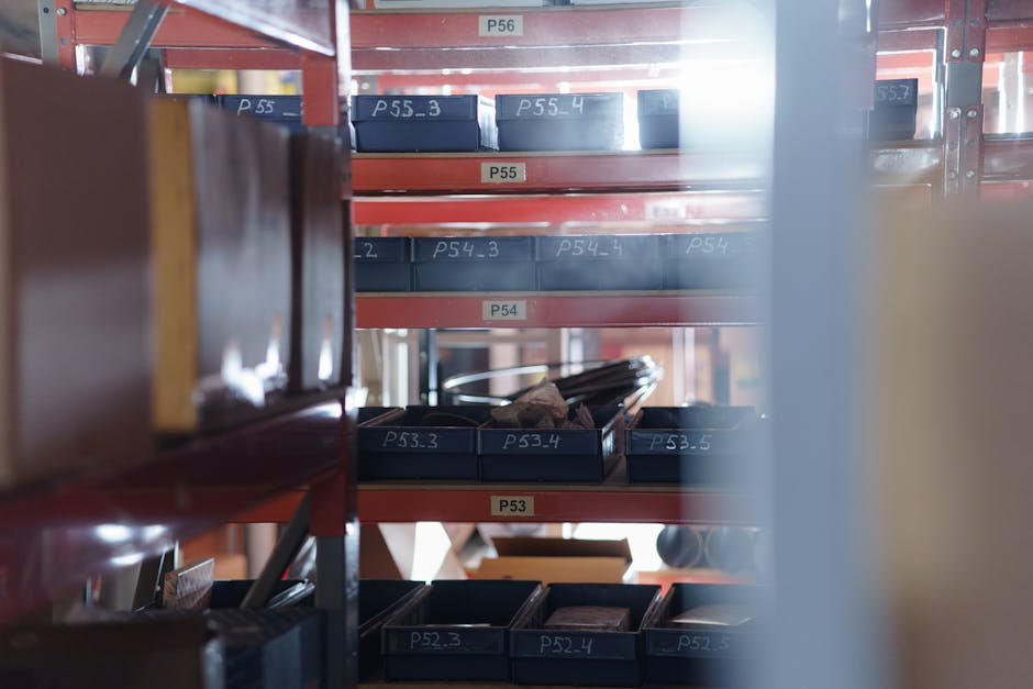 Un rayonnage organisé avec des bacs numérotés pour une gestion efficace des stocks et de l'inventaire.