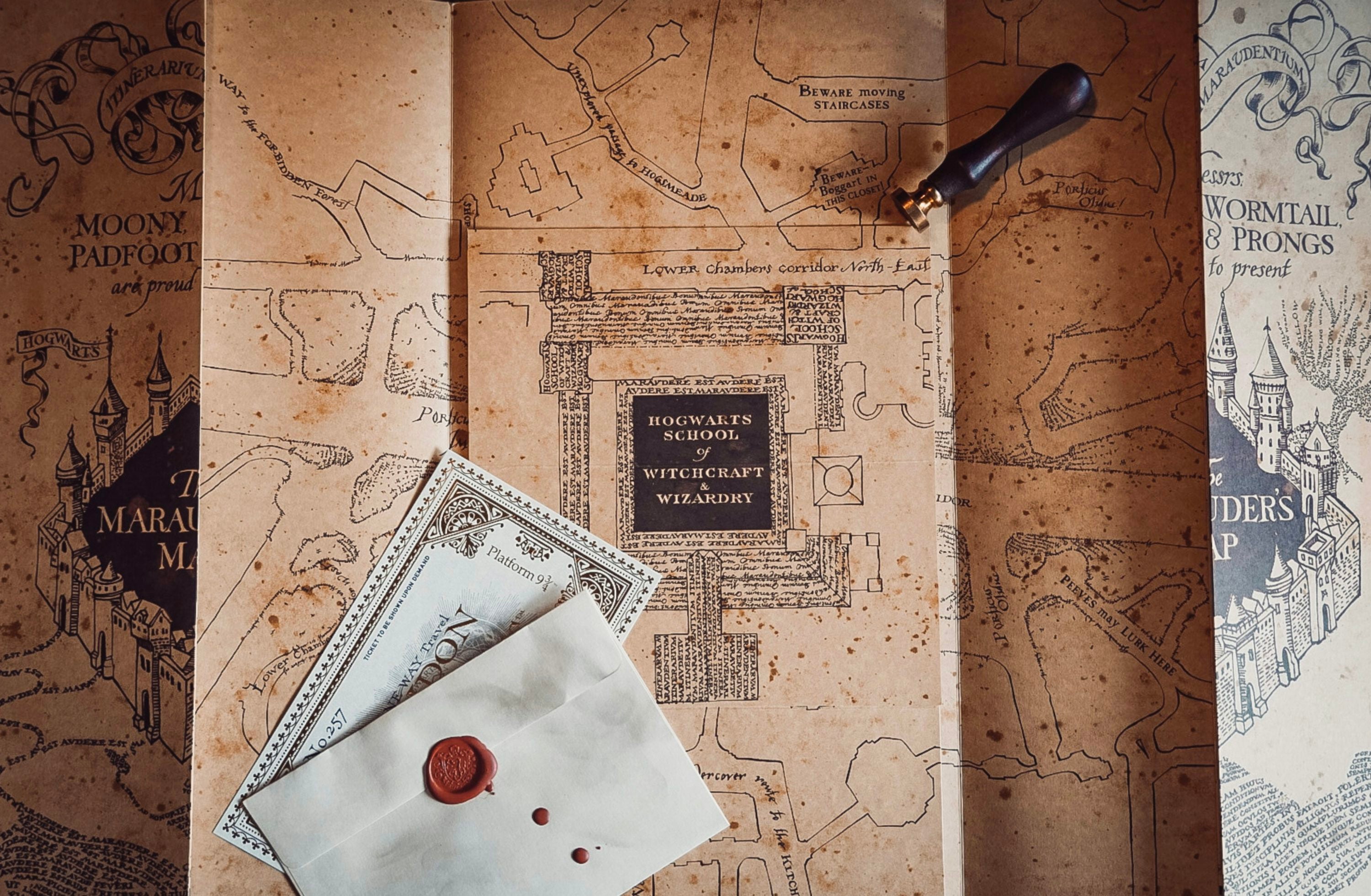 Tasse de thé posée à côté d’une carte sur une table, évoquant la planification d’un voyage et la recherche d’informations avant de choisir un hôtel