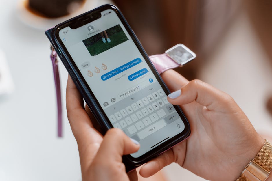 Femme tapant sur un smartphone, envoyant un message texte avec des emojis.