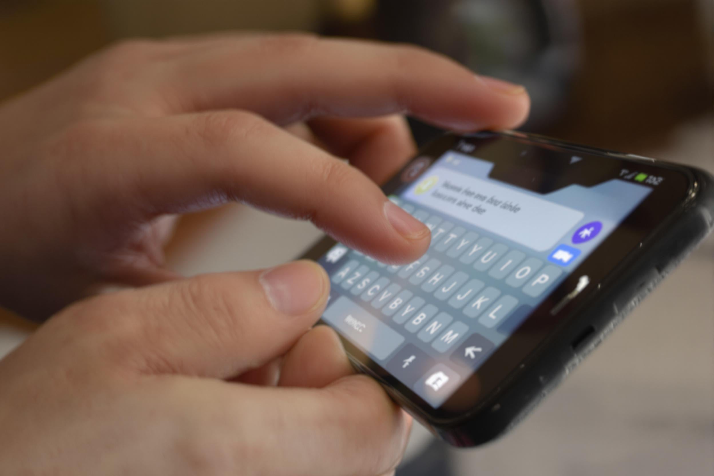 Smartphone affichant une fiche Google My Business