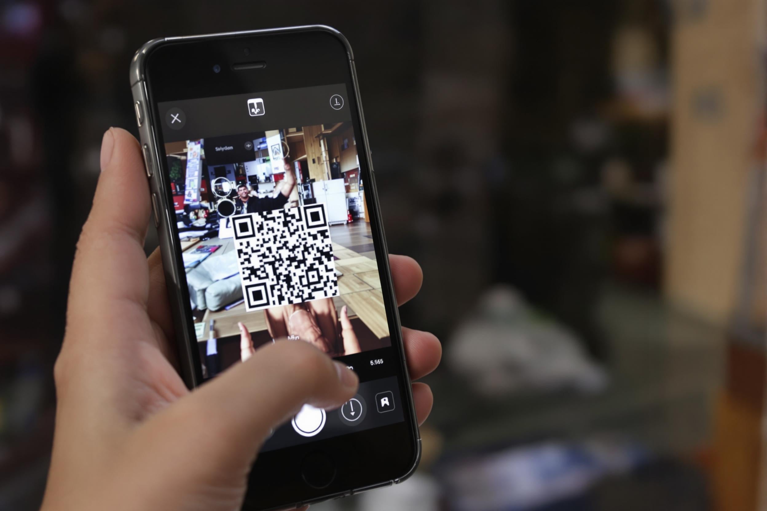 Personne utilisant un smartphone pour scanner un QR code