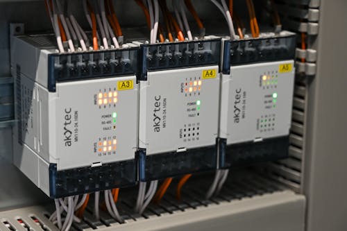 Composants électroniques et câblage illustrant l'infrastructure technologique derrière l'IA et l'automatisation des réponses aux avis clients.
