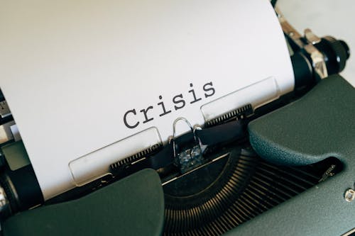 Illustration de gestion de crise sur les réseaux sociaux : smartphone et éléments visuels représentant alertes, notifications et communication de crise