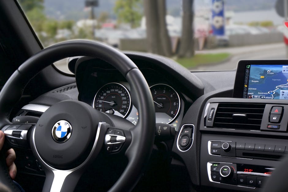 Intérieur élégant d'une BMW mettant en avant l'écran de navigation, le compteur de vitesse et le volant.