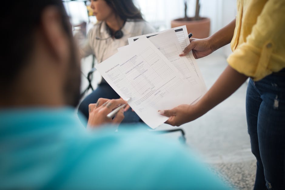 Professionnels analysant des rapports lors d'une réunion de bureau.