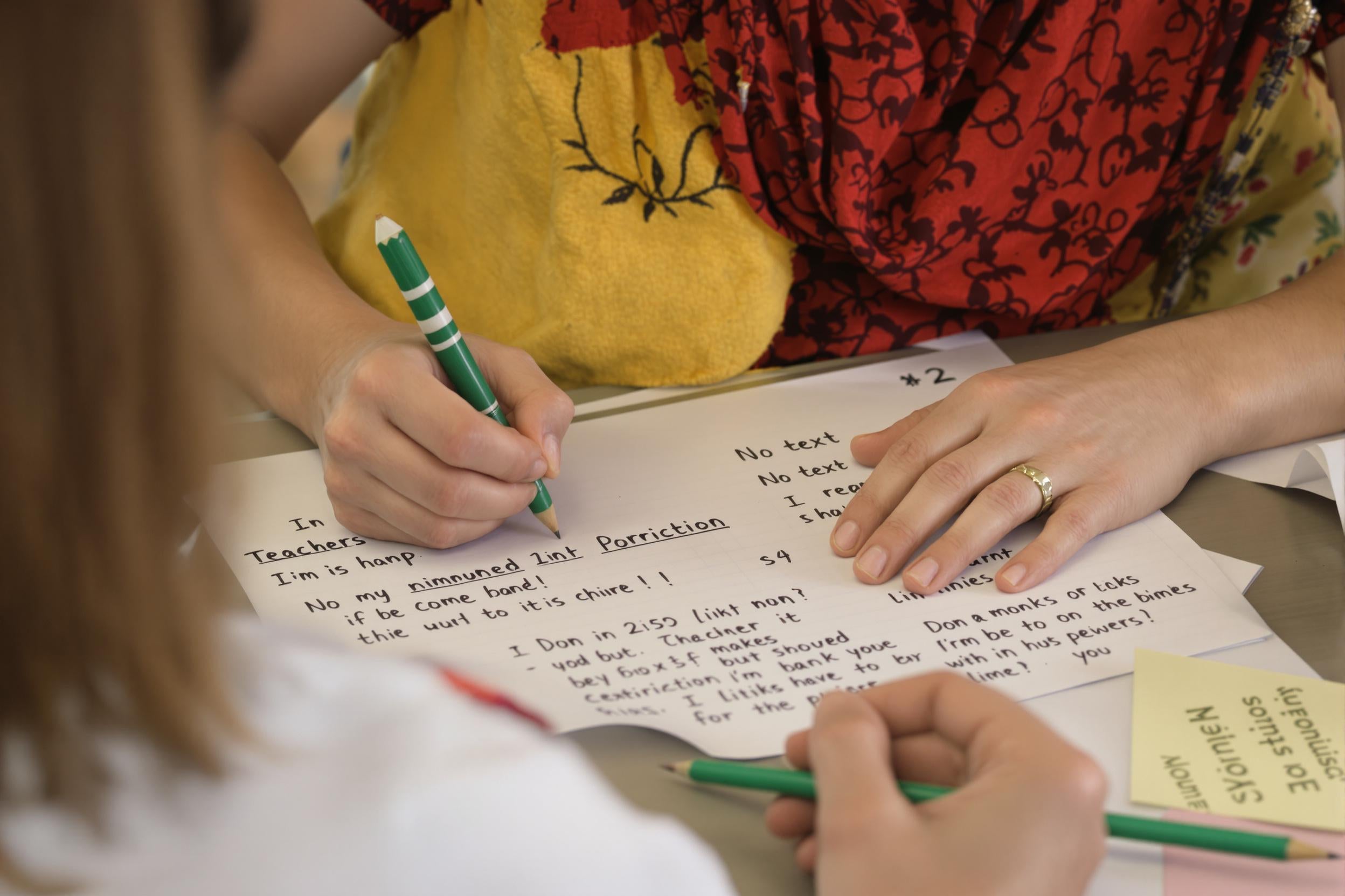 Un professeur corrigeant des copies numériques
