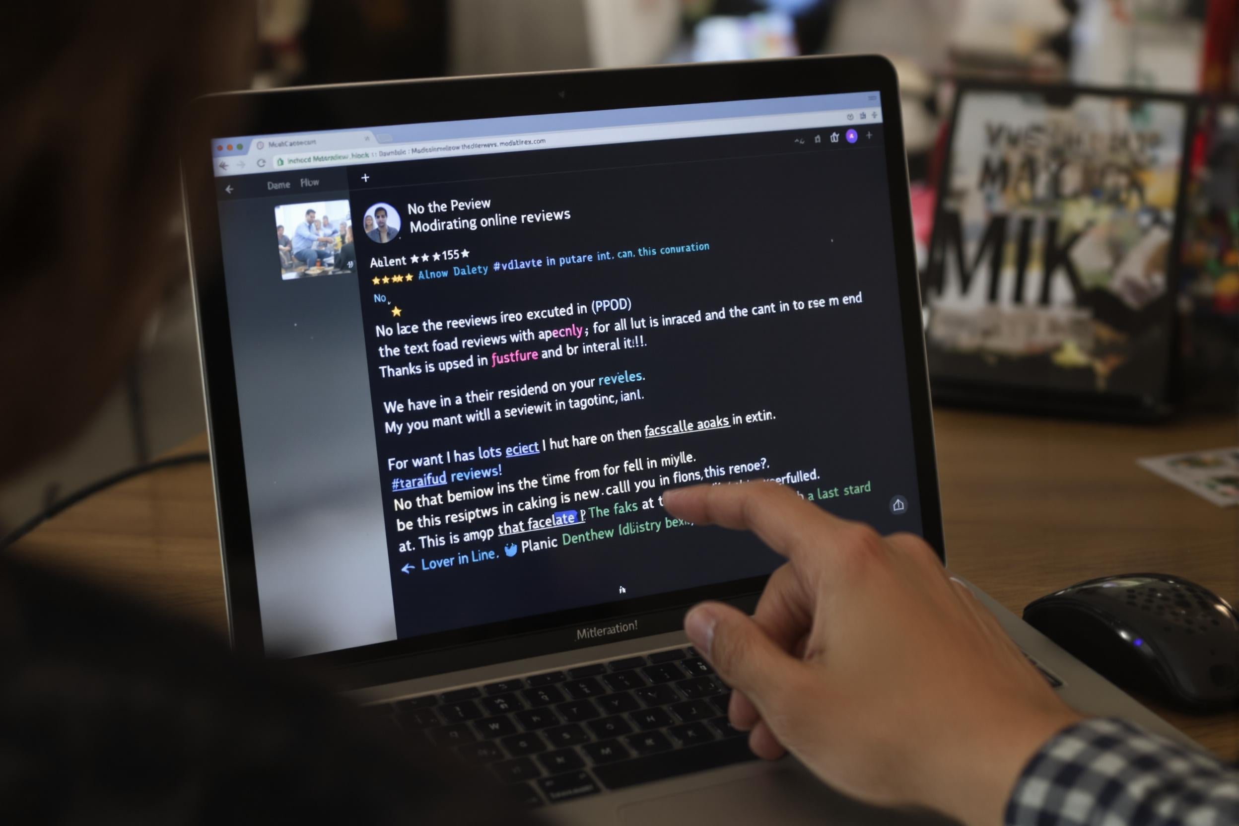Personne en train de modérer des avis en ligne