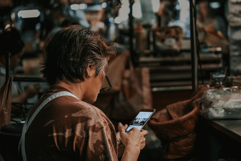 Une femme consultant des avis Google sur son smartphone dans un contexte professionnel