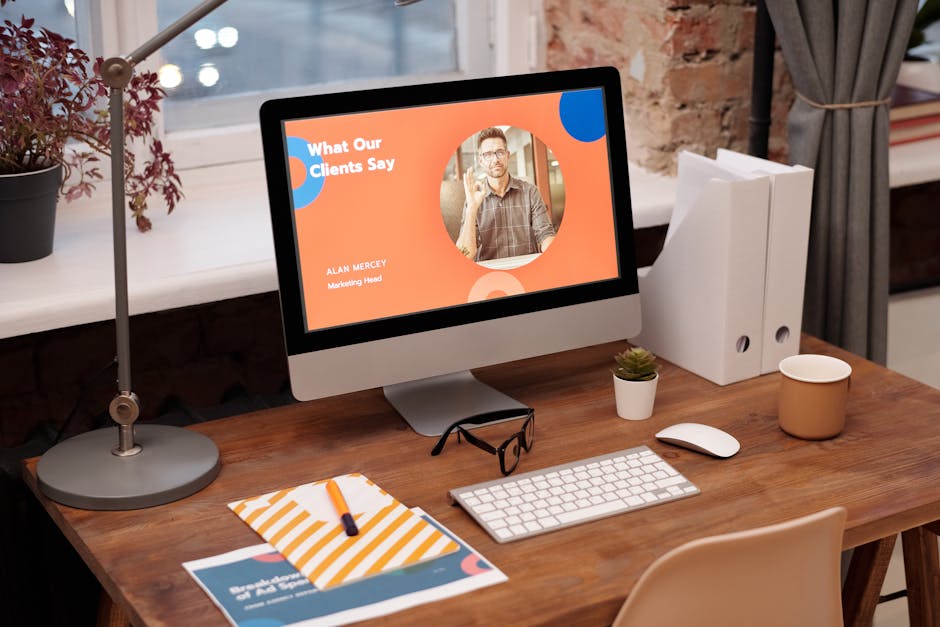 Un bureau moderne avec un ordinateur affichant un témoignage client à l'écran.