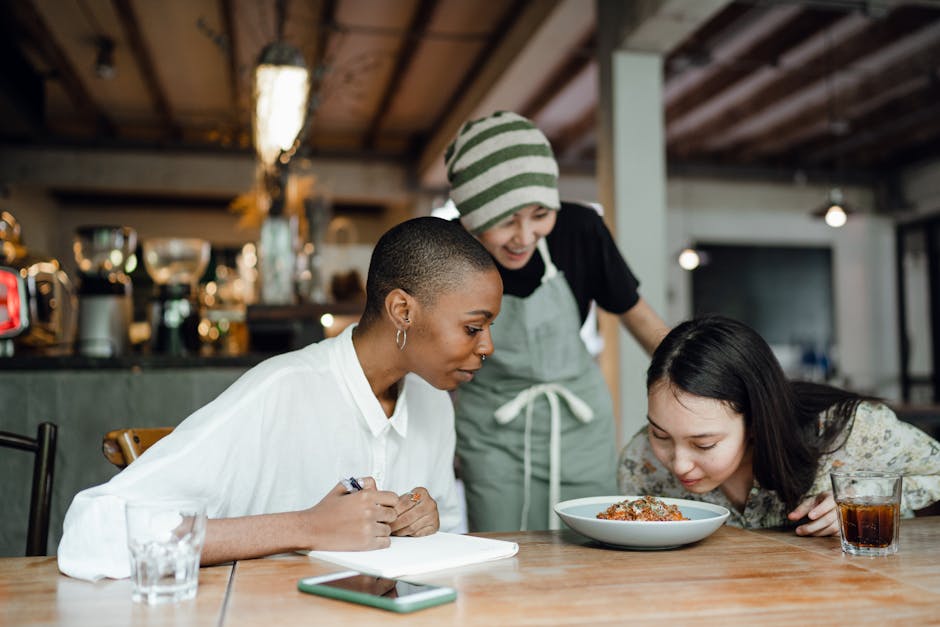 Groupe diversifié de femmes partageant un moment convivial dans un café chaleureux