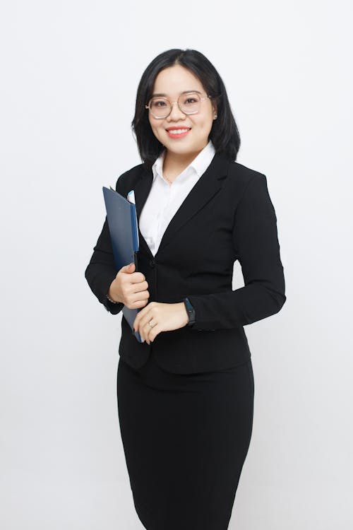 Portrait d’une professionnelle souriante symbolisant un client B2B satisfait et la gestion positive des avis en ligne