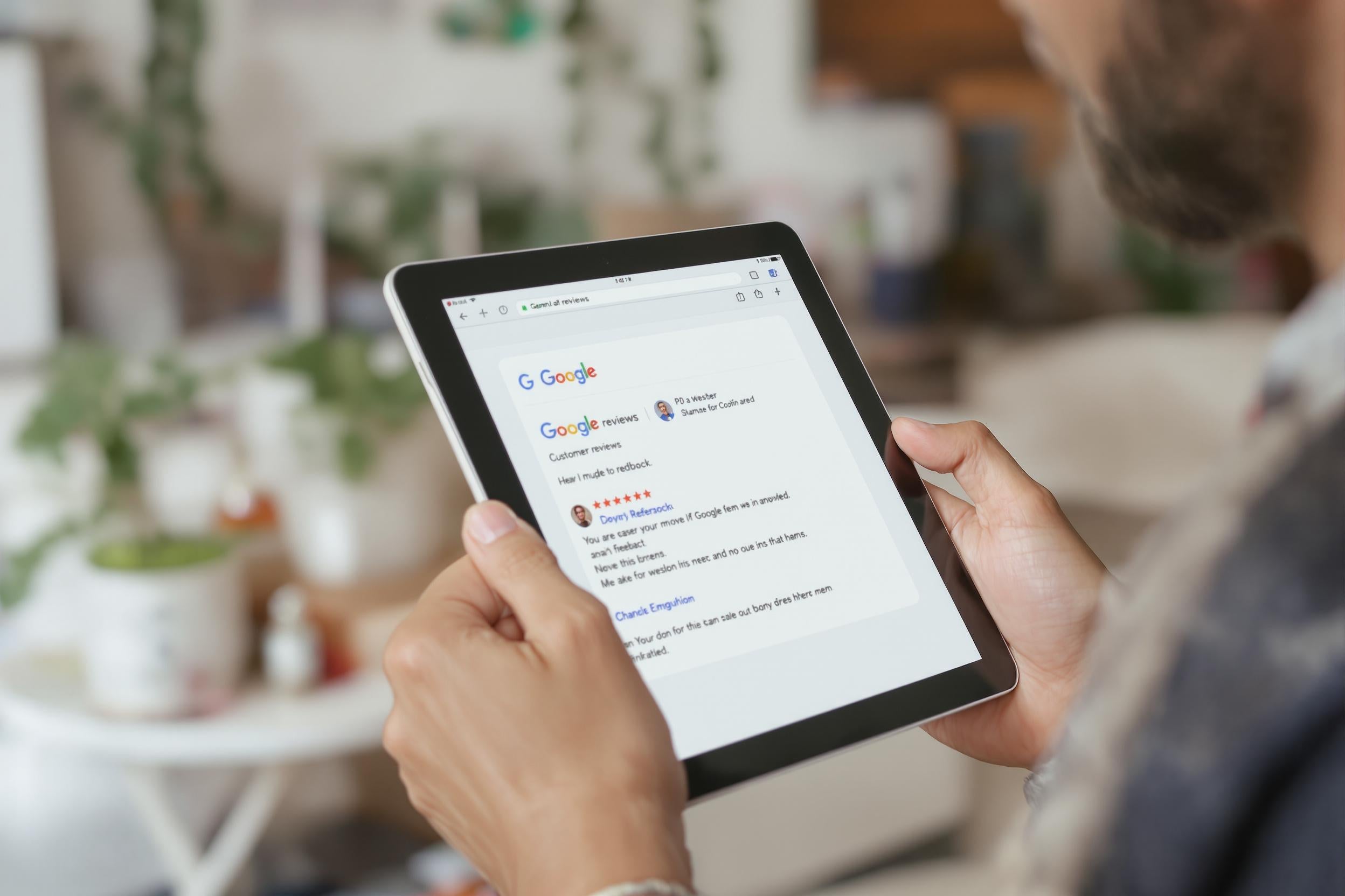 Entrepreneur lisant des avis en ligne