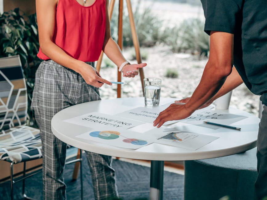 Deux collègues collaborant sur des stratégies marketing dans un espace de travail moderne.