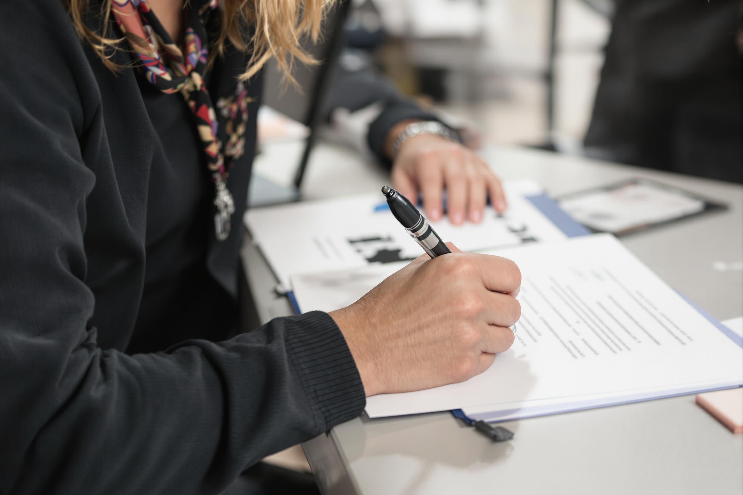 Employé du service client rédigeant une réponse