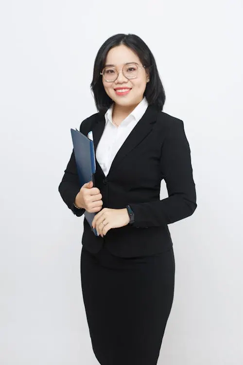 Portrait of a smiling professional woman symbolizing a satisfied B2B customer and positive online review management