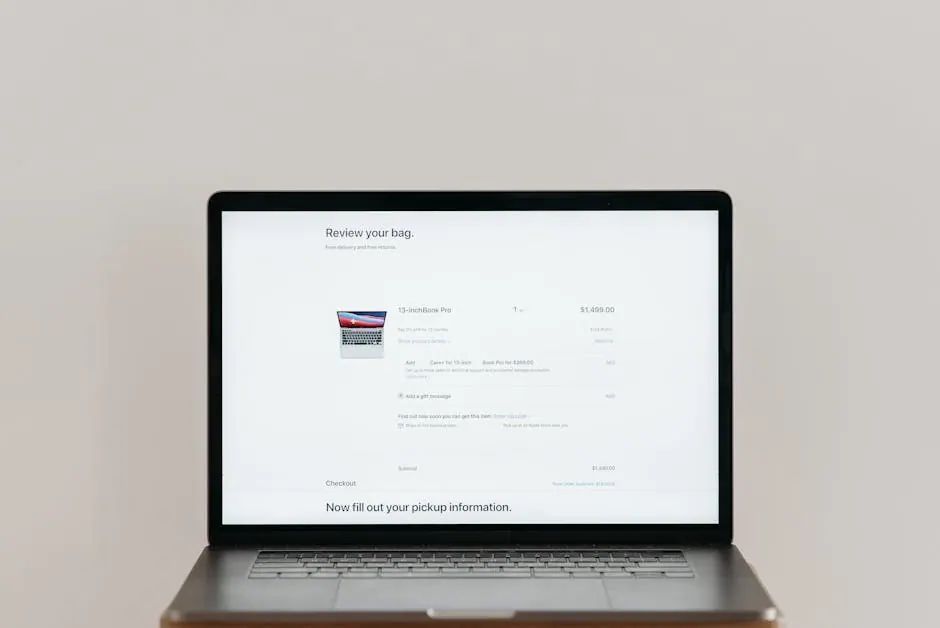 Ordinateur minimaliste affichant un écran de paiement en ligne sur fond blanc, idéal pour un contexte technologique.