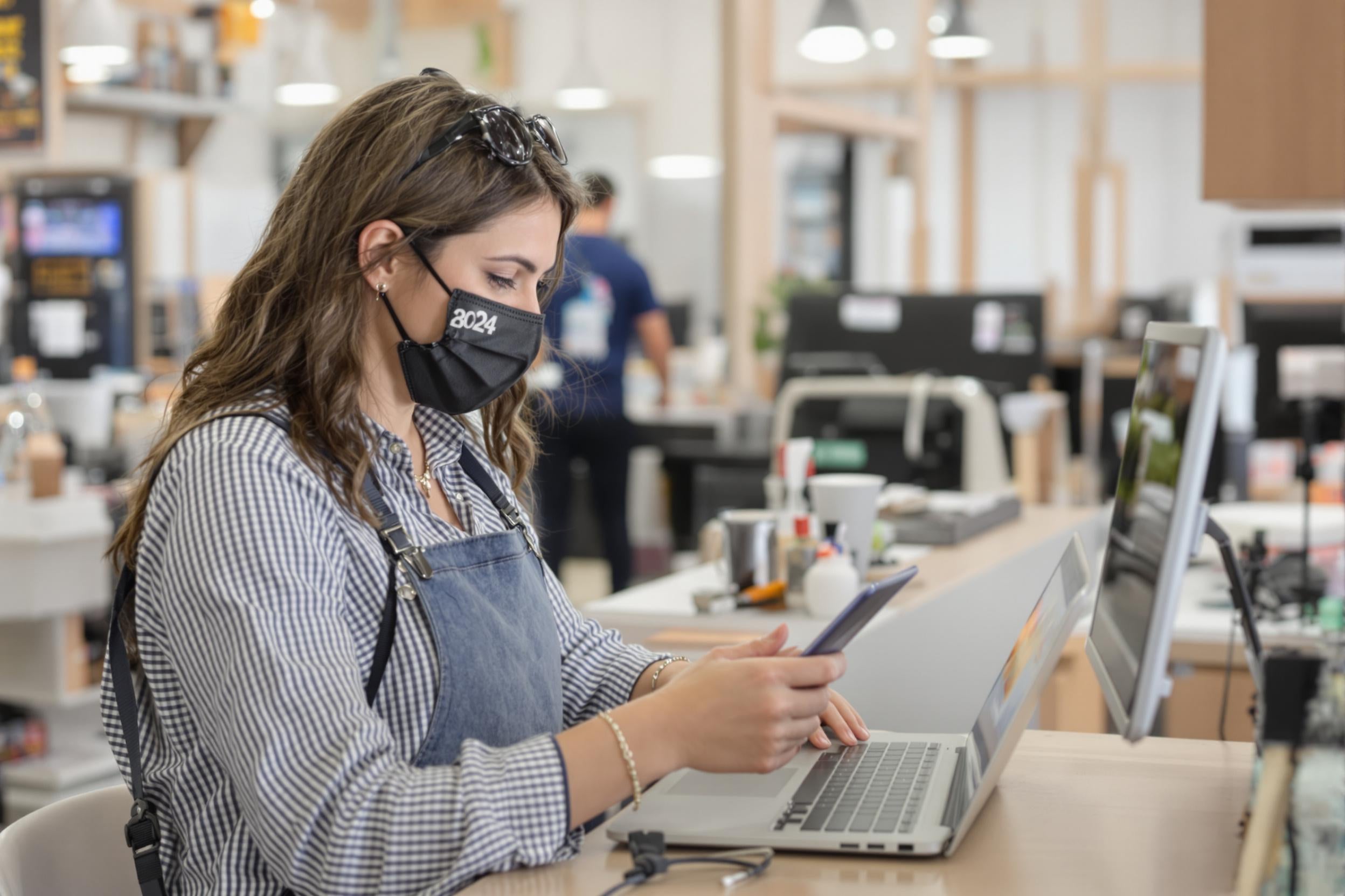 Entrepreneur vérifiant les avis en ligne