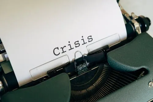 Illustration of social media crisis management: smartphone and visual elements representing alerts, notifications and crisis communication