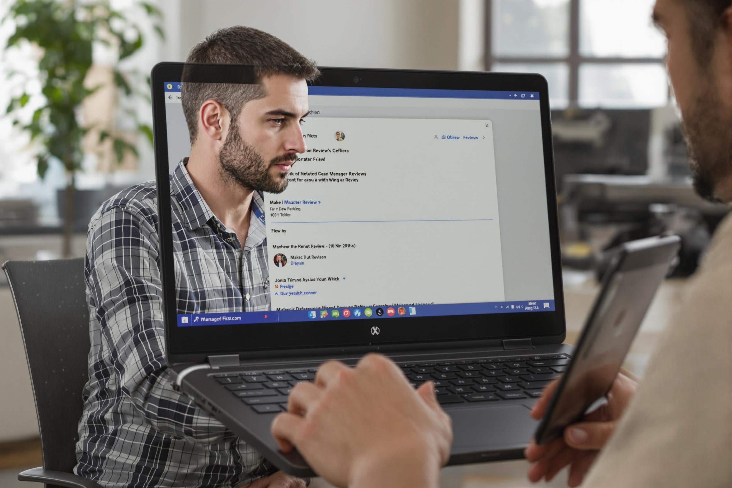 Manager modérant des avis sur ordinateur portable