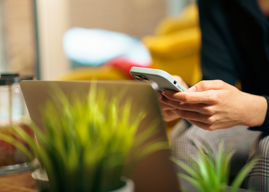 Lecture de contenu sur smartphone, table à la maison, ordinateur portable