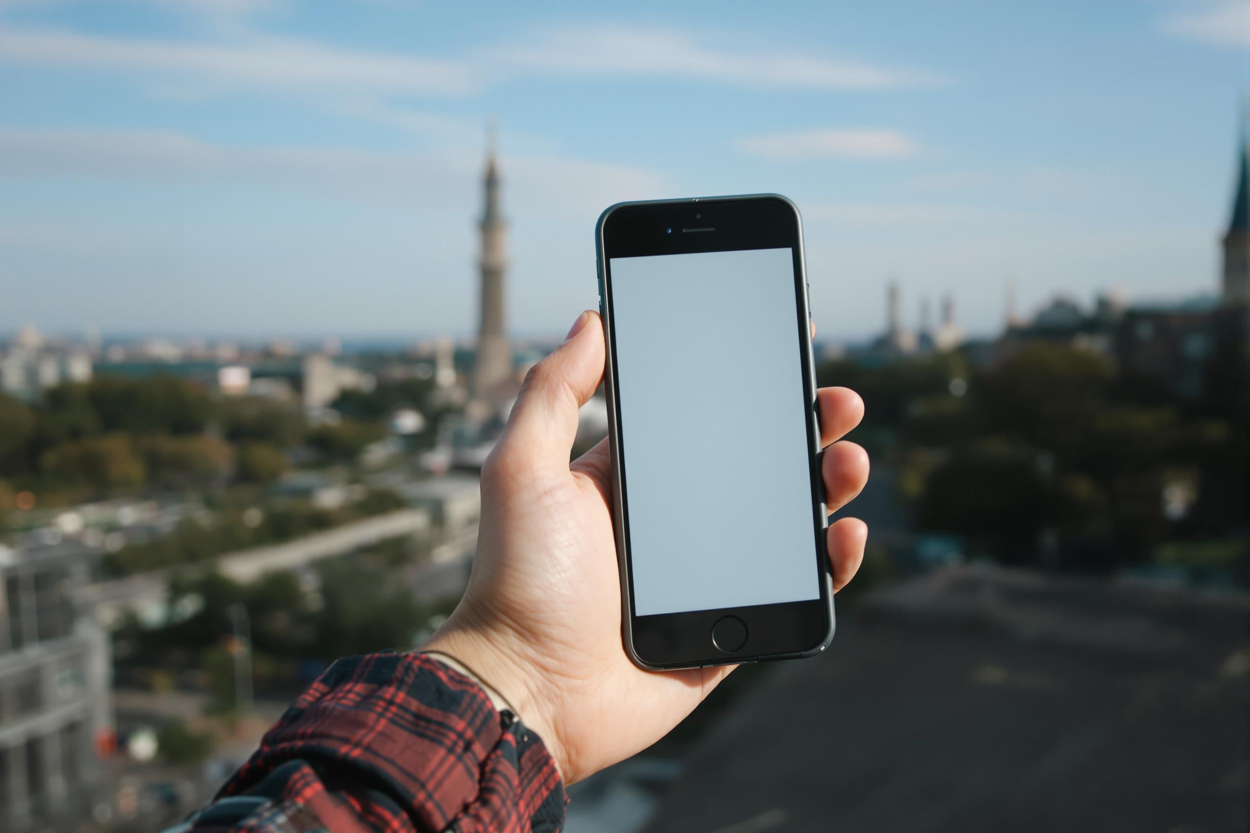 Persona que deja una reseña de Google en el teléfono
