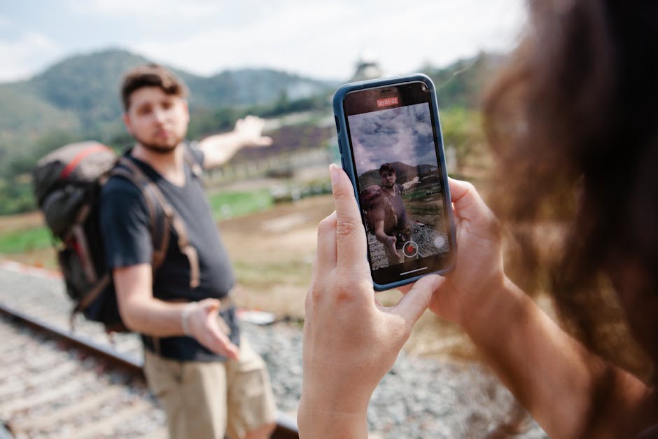 Un couple filme son aventure en train à travers des paysages pittoresques