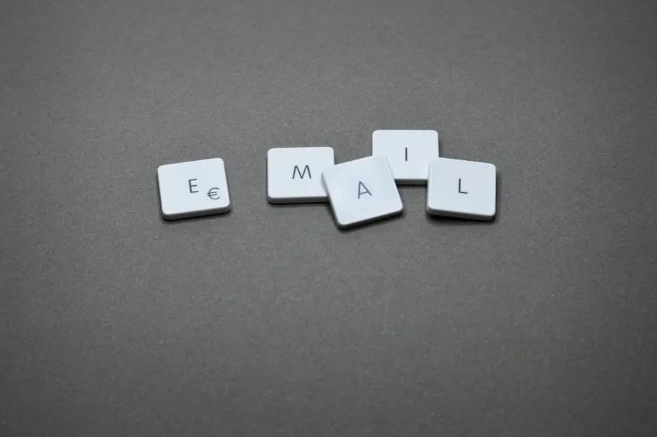 Primer plano de la palabra 'email' formada con letras de madera sobre una superficie gris