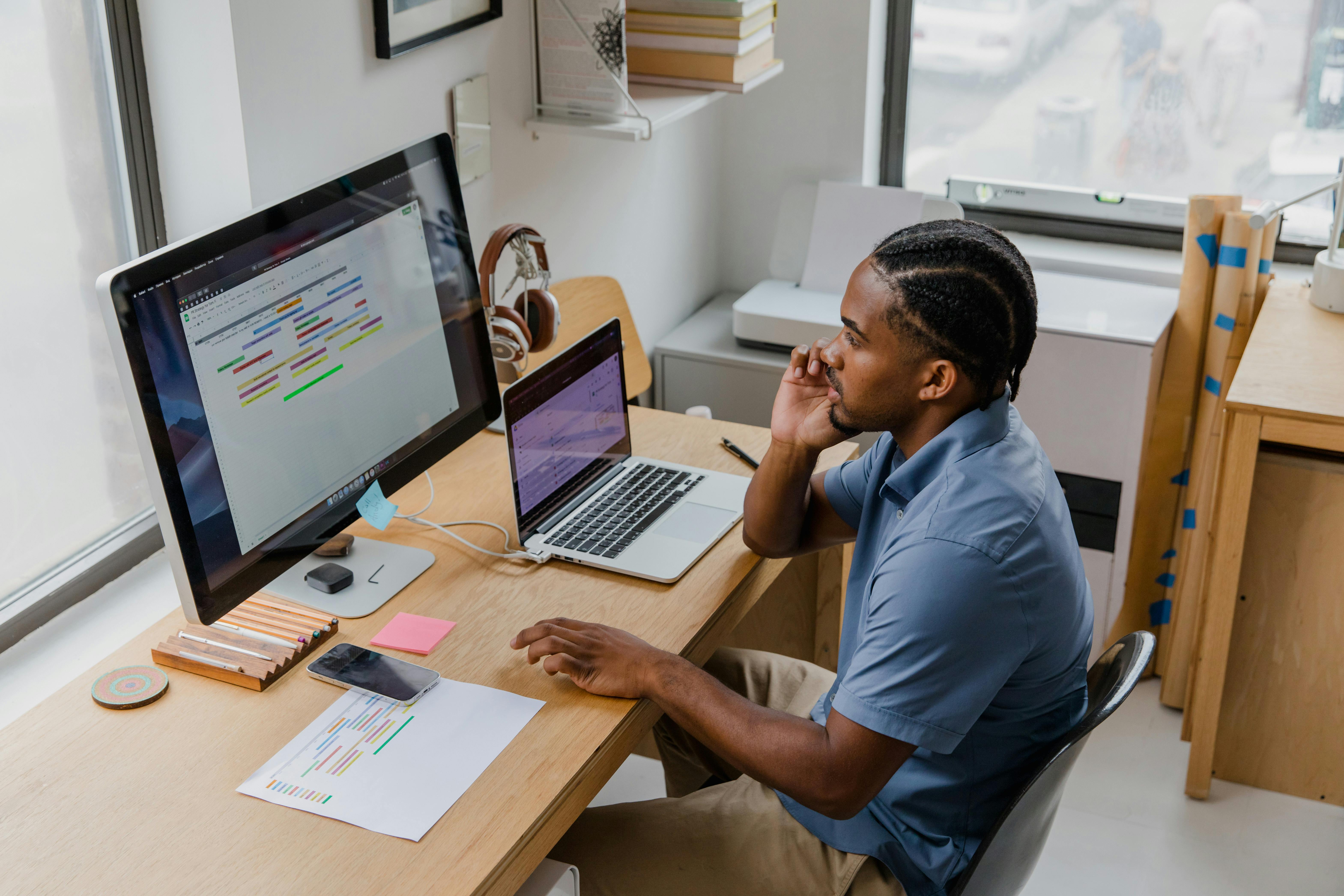 Espace de travail moderne avec bloc‑notes, ordinateur et casque, illustrant l'analyse et la gestion des avis clients