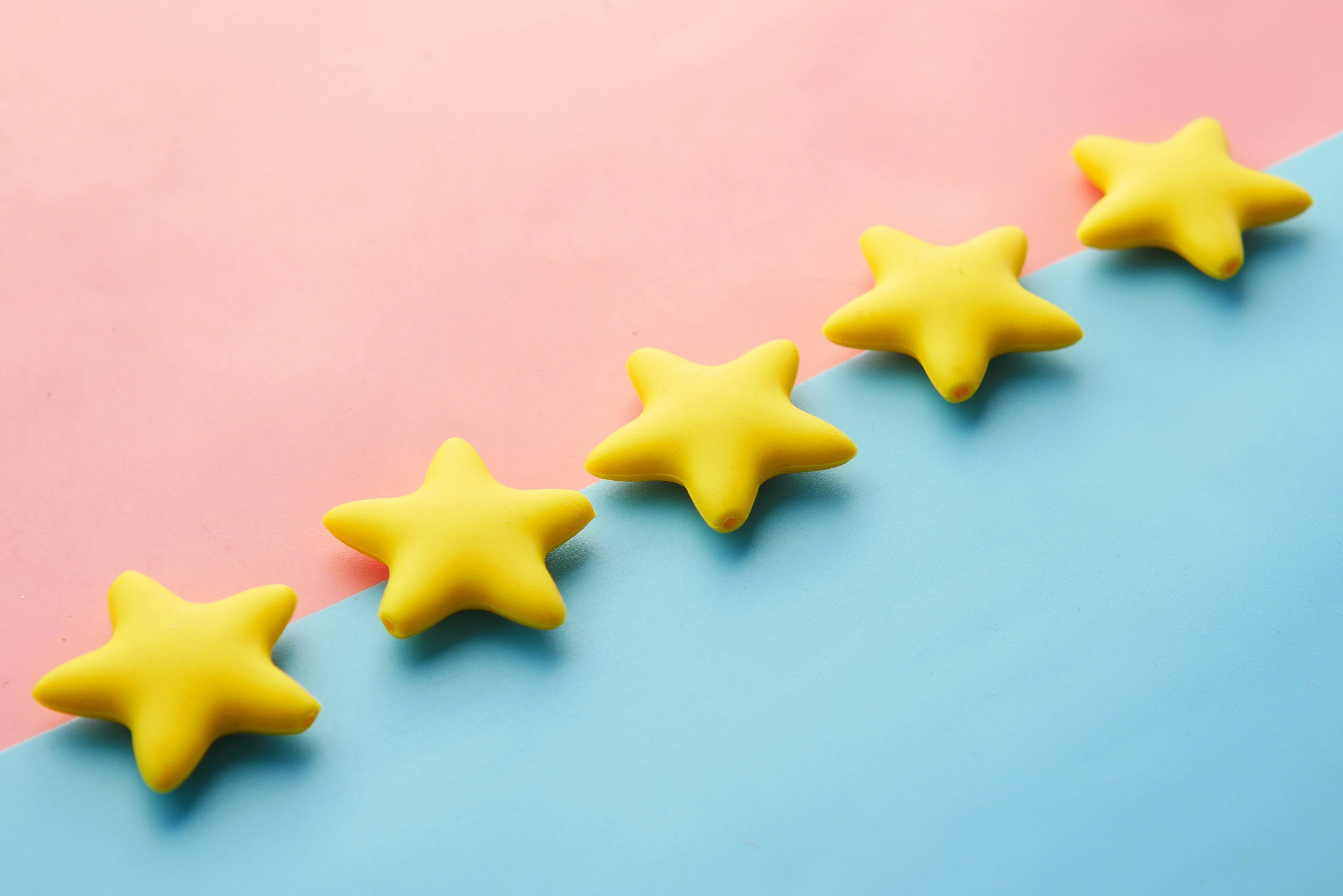 Cinq étoiles brillantes sur fond coloré symbolisant des avis clients positifs et une bonne e-réputation