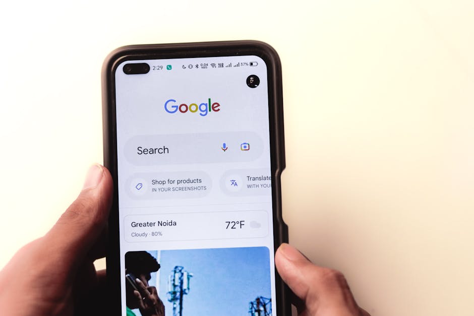 Mano sosteniendo un teléfono inteligente que muestra una búsqueda de Google