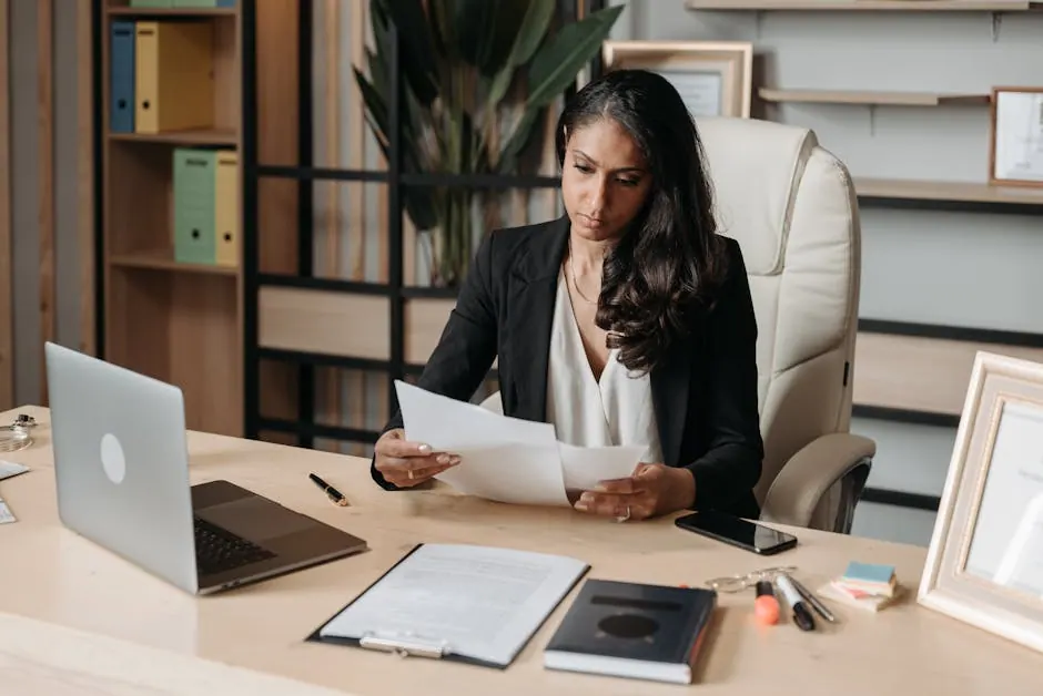 Femme d'affaires concentrée sur ses dossiers à son bureau