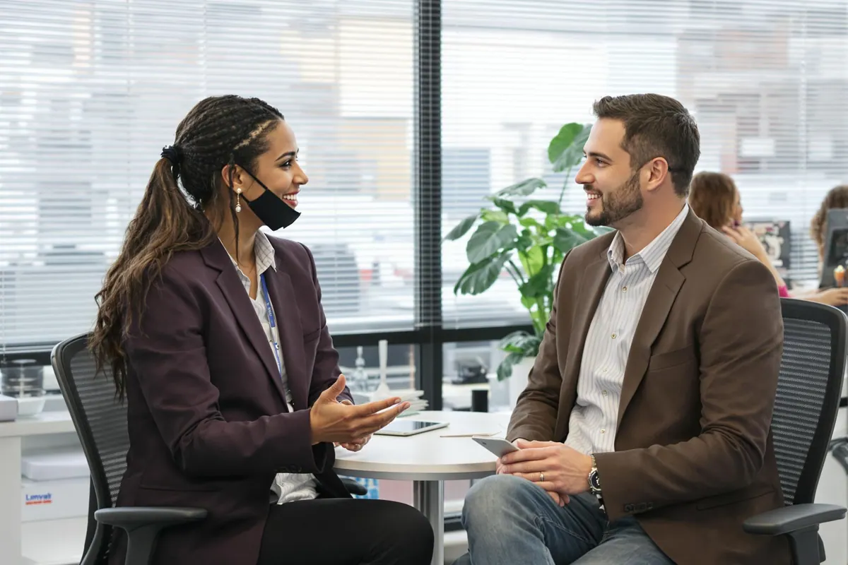 Deux collègues analysant des retours clients au bureau